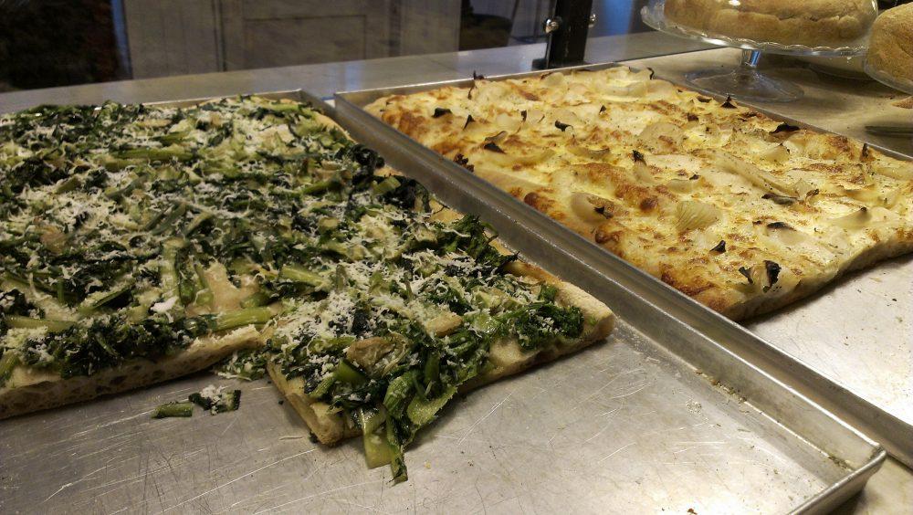 Adriano del Mastro con Bonci e Donato Di Nunzio chef Gli Olmi a Villetta Barrea Adriano ha dedicato a Gabriele Bonci la pizza con patate e formaggio, seguendo la sua ricetta originaria e, per la