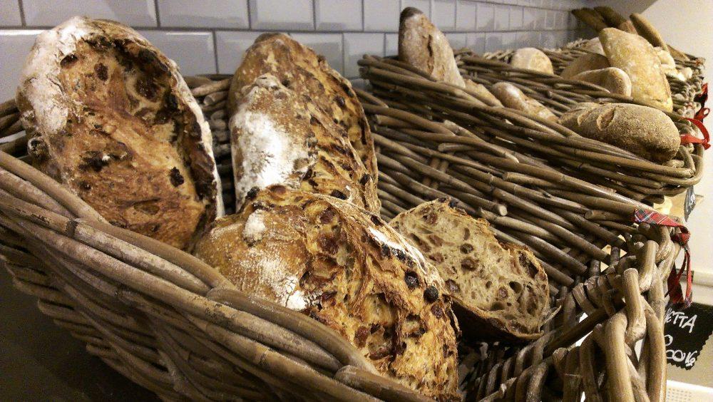 Forno del Mastro a Monza Brianza gli impasti e i lievitati L impasto del pane di Del Mastro contiene il 15% di lievito madre, con percentuale di acqua che varia dal 65 al 90%, a seconda del tipo di