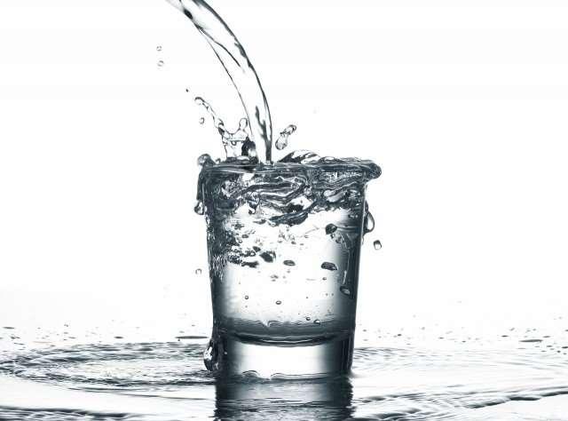 ACQUA POTABILE Per poter essere considerata acqua potabile, deve presentare requisiti organolettici, chimico-fisici e batteriologici 1- Deve essere limpida, inodore, incolore e avere un sapore