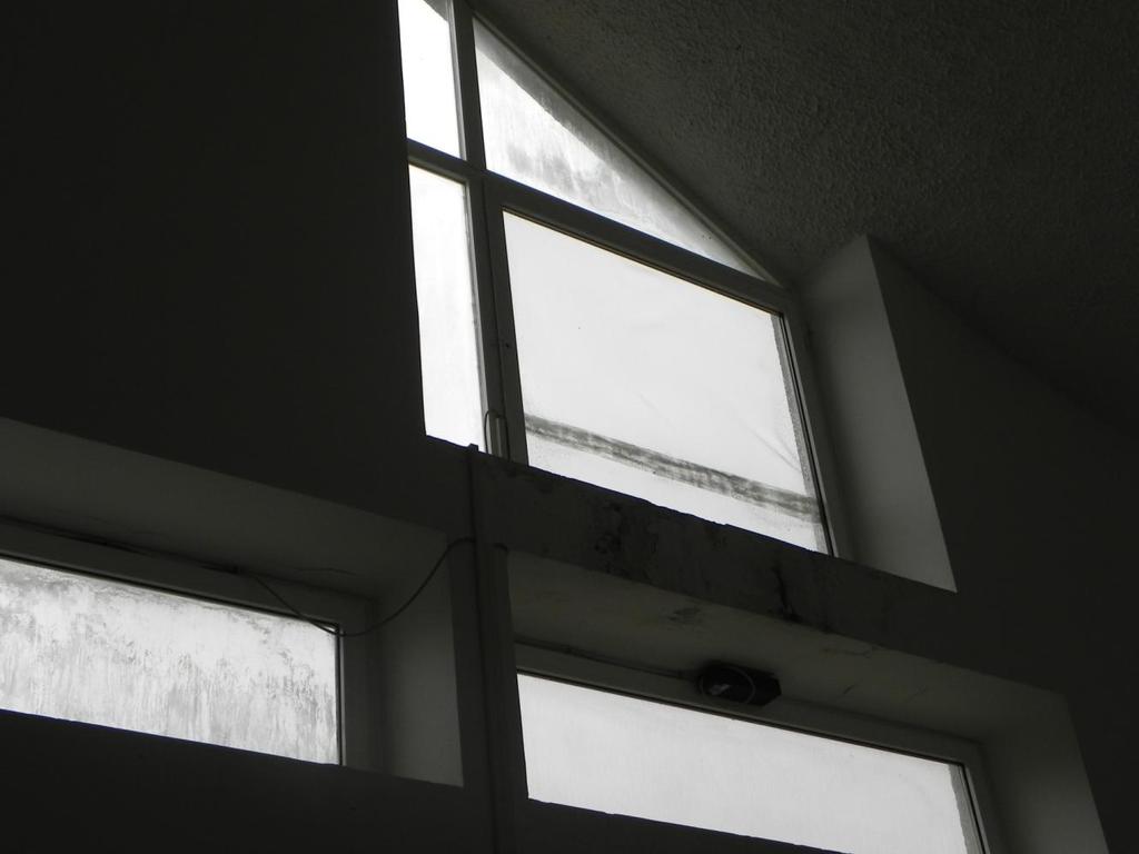 Infiltrazioni di acqua nella finestra della cappella- Piano secondo - come per il piano primo, si rilavano piccoli danni all intonaco e