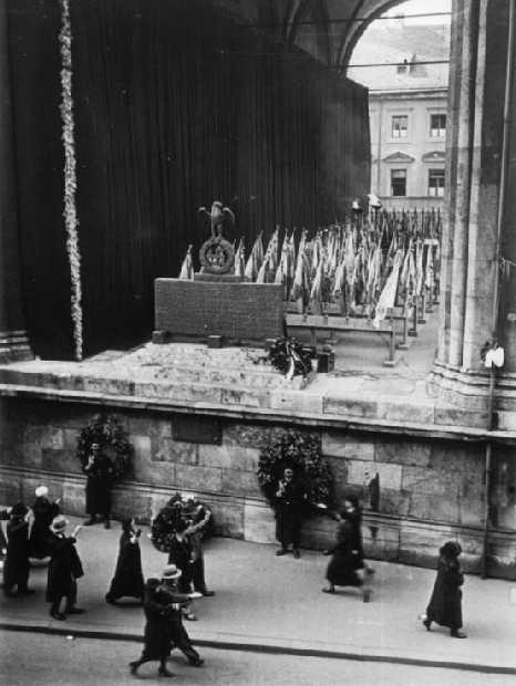 Dentro la Feldherrnhalle Hitler allestì un memoriale in onore dei primi caduti del nazismo, sempre sorvegliato dalle SS.