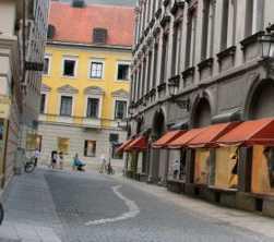 Via degli Imboscati a Monaco Una traccia in bronzo nel selciato.