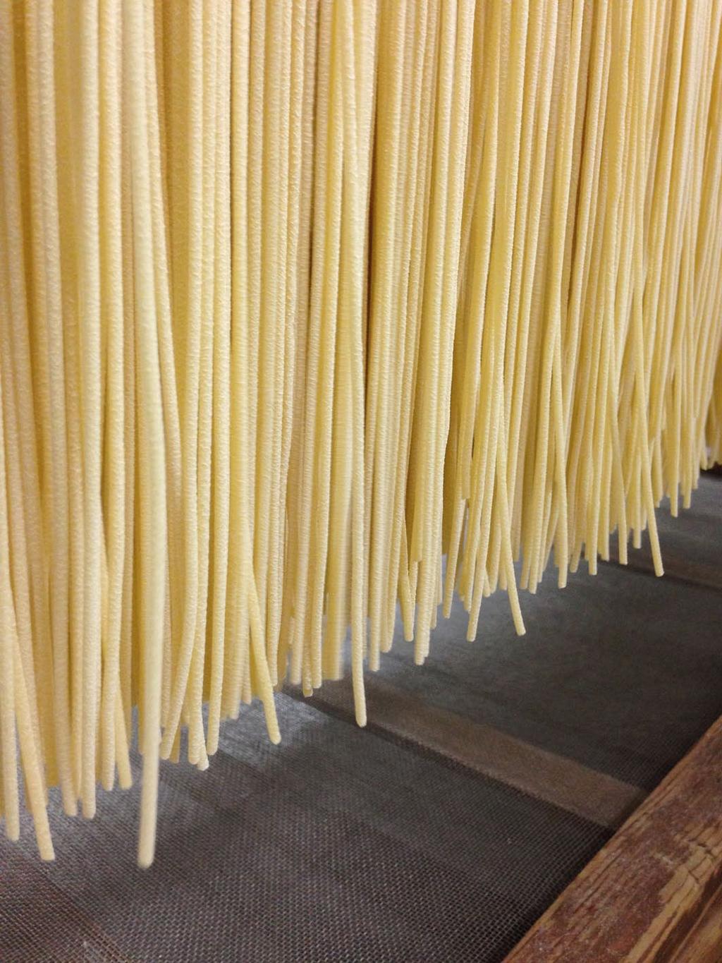COSA FACCIAMO Il Pastificio Carmiano dedica la propria attenzione alla produzione di formati di pasta speciali, in semola di grano duro, trafilati al bronzo ed asciugati lentamente.