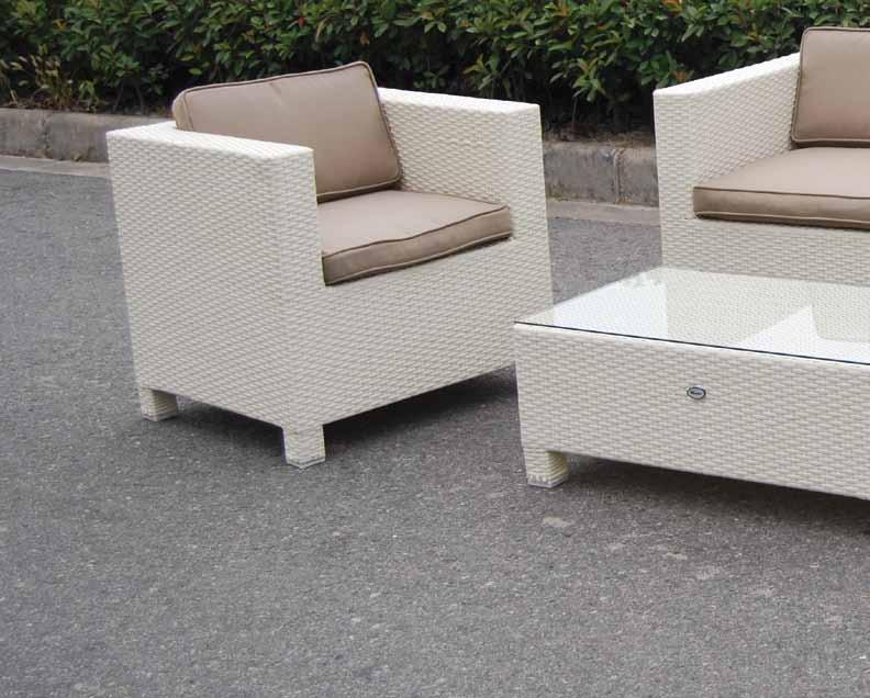 maratea Mobili patio in polyrattan piatto stretto, struttura acciaio verniciato. Completo di cuscini. Flat wicker polyrattan patio furniture, painted steel frame. With cushions.