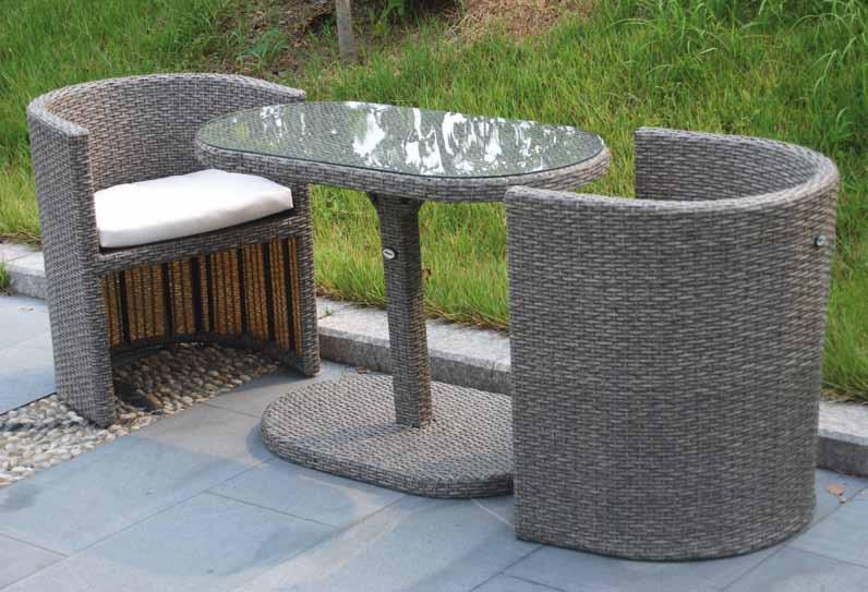 taormina Mobili patio in polyrattan piatto stretto, struttura acciaio verniciato. Completo di cuscini. Flat wicker polyrattan patio furniture, painted steel frame. With cushions.