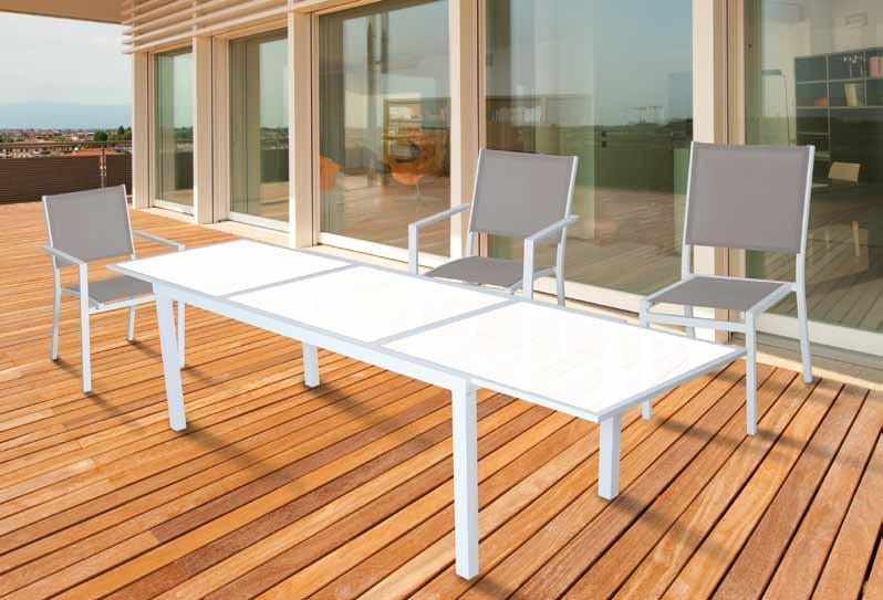 fluorite Sedie in textilene colore Tortora e struttura in alluminio colore Bianco. Tavolo in alluminio/acciaio colore Bianco con vetro. Textilene chairs Light brown with aluminium frame White colour.