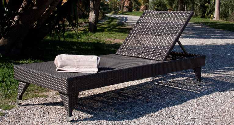 mozia Lettino reclinabile in polyrattan. Struttura in acciaio verniciato. Long chair polyrattan. Steel painted frame.