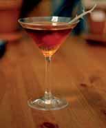 Manhattan Rye whiskey Secco Mix Strain Coppa da cocktail Ciliegina rossa Grado alcolico 26 5 cl Rye whiskey o Canadian whisky 2 cl Vermut rosso Angostura (1 goccia) MANHATTAN MANHATTAN DRY