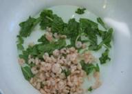 TONNO, GAMBERETTI E RUCOLA Portate a ebollizione dell acqua salata con alcuni grani di pepe nero intero e lessatevi i gamberetti per qualche minuto.