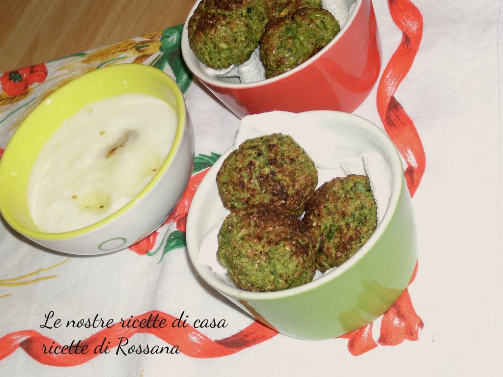 Falafel, polpettine di ceci con salsa allo yogurt INGREDIENTI X 12 falafel 70 gr di ceci secchi 1/2 mazzetto di prezzemolo 1 spicchio di aglio 1/2 cipolla sale pepe 2 cucchiai di crusca di avena