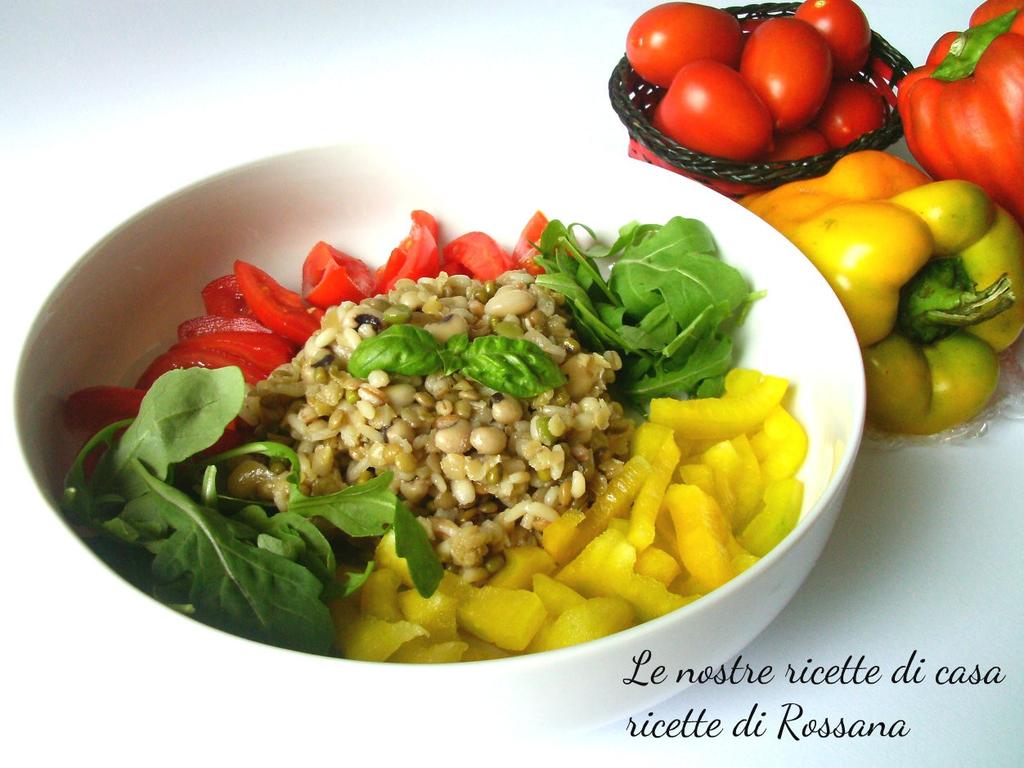 Insalata fredda di legumi e cereali INGREDIENTI X 2 PERSONE 100 gr di legumi e cereali secchi 1/2 peperone giallo crudo 4-5 pomodorini qualche foglia di rucola sale basilico 1 cucchiaio di olio