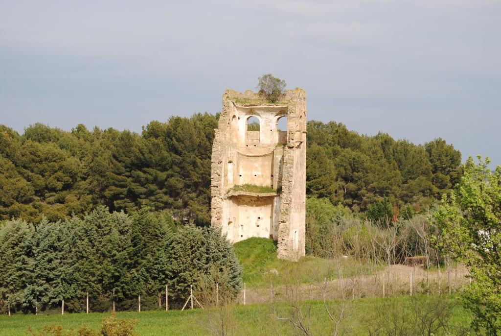 La torre si erge su tre livelli, ognuno di essi era un trivano per i cavallari che abitavano la torre.