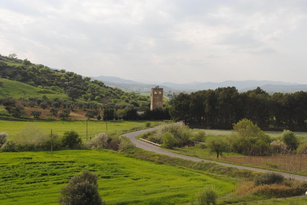 Una torre, una valle, un popolo, quello di Pisticci e Bernalda. Una torre al centro di una vallata storica, quale quella della valle del Basento.