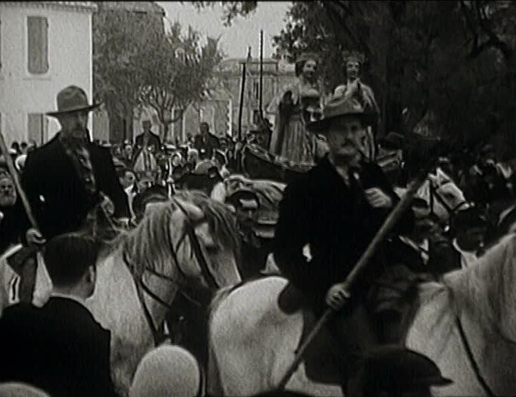 (Immagine 35. I gardians a cavallo accompagnano la processione delle Saintes Maries. Fonte: www.france3-regions.francetvinfo.