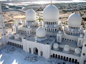 Abu Dhabi, dimora della famiglia regnante e centro della produzione petrolifera degli