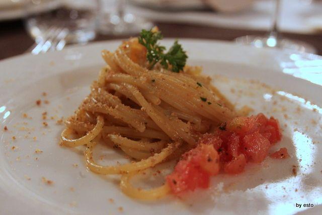 Spaghetti ai ricci di mare con granulato di pomodoro sorrentino e di