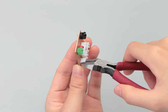 Inserisci nuovamente lo spinotto della batteria nel tester LED.