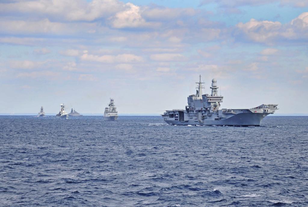 Esercitazione di reparto nel Golfo di Taranto e il 12 febbraio nove unità maggiori della Marina Militare hanno condotto un intensa L'11 attività addestrativa nel Golfo di Taranto.