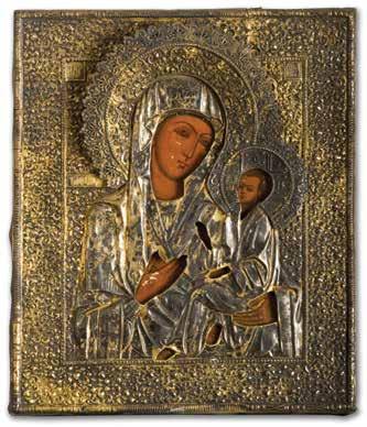 488 Icona dipinta su tavola raffigurante Madonna con Bambino con riza in argento dorato interamente lavorata a volute vegetali e fiori.