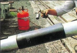 Particolari guaine termorestringenti si sono rivelate adatte per la protezione dalla corrosione di pali per illuminazione pubblica, trazione elettrica, semafori e cartelli per segnalazioni.