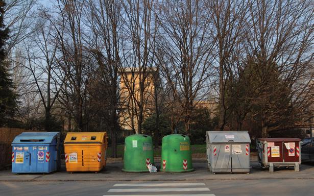 11. Dai polimeri naturali ai nuovi materiali sintetici Polimero Monomero/i Usi politene (PE) 2 2 fogli e pellicole, recipienti a perdere, giocattoli, stoviglie polipropilene (PP) 3 2 fibre, parti di