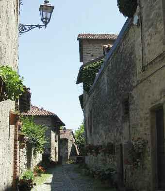 in alto: il ponte e il castello di