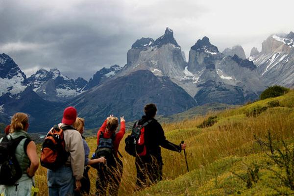 Qui si trova il campo base, dove gli alpinisti aspettano le condizioni atmosferiche giuste per le scalate delle alte pareti che raggiungono i 900 m.