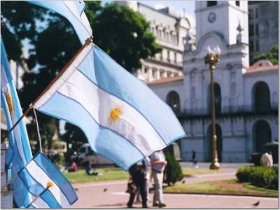 La Casa Rosada, affacciata sulla Plaza de Mayo; La Boca, nota per le sue pittoresche casette colorate ed il suo "Caminito"; Plaza Alvear nel quartiere di Recoleta, conosciuto per la sua architettura