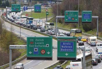 Scenari di sviluppo nel traffico stradale attraverso le Alpi Anche il traffico attraverso le Alpi continuerà ad aumentare. La figura 28 illustra lo sviluppo della situazione al S.