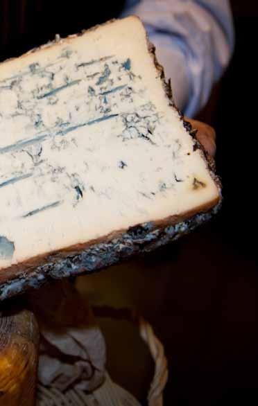 Blu Monte feltro Peso/Weight: 2.4-3.4 kg. Lavorazione/Processing: min. 100 gg./days 1 Classificato al concorso Infiniti Blu Gorgonzola 2010 e 2012! Latte Vaccino 100%.