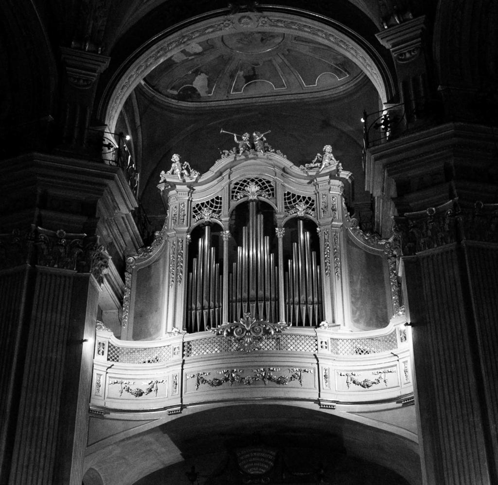 Bubbio, chiesa Parrocchiale. Marin, 1986. Due tastiere di 61 tasti. Pedaliera concava - radiale di 32 note. Staffe per Crescendo, Espressione. 5 memorie aggiustabili.