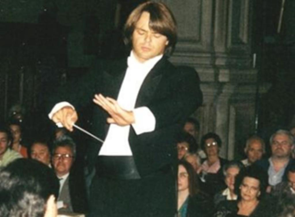 Giorgio Sini Direttore d orchestra - Pianista Curriculum Vitae Pianista, compositore, direttore d orchestra, si forma presso il Conservatorio Benedetto Marcello di Venezia e si perfeziona, sotto la