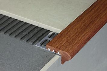 profili per scale Prostep Wood è una linea di profili realizzati in legno massello e con base di fissaggio in alluminio per la realizzazione e protezione in fase di posa di gradini in ceramica, legno