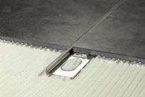 Proangle B proposto in alluminio naturale, risulta particolarmente indicato ove si renda necessario procedere alla levigatura, anche profonda, della superficie di pavimenti in marmo, resine e legno.