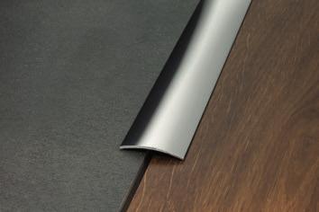 profili per pavimenti di pari livello Proclassic risultano disponibili in diverse larghezze e materiali; le versioni piatte in alluminio presentano una utile zigrinatura antiscivolo e non creano