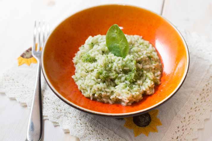 risotto agli spinaci 100 g di spinaci 350 g di riso carnaroli 1 litro di brodo caldo Nel recipiente, con la lama ultrablade, versare gli spinaci lavati e asciugati.