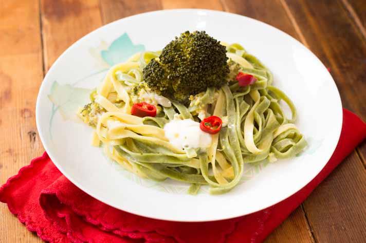 Tagliatelle broccoli e formaggio 700 ml di acqua 100 g di cime di broccoli 350 g di tagliatelle paglia e fieno 140 g di salsa ai quattro formaggi peperoncino Nel recipiente, con l accessorio per