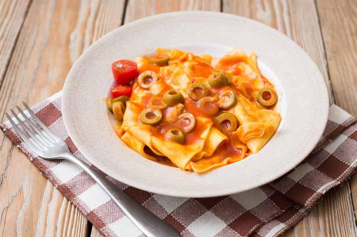 Lasagnette al pomodoro 250 g di pasta fresca in fogli 300 ml di acqua 200 g di passata di pomodoro peperoncino in polvere 50 g di olive verdi Tagliare i fogli di pasta in rettangoli larghi.