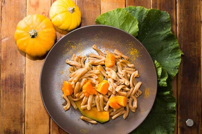 Pasta di farro con zucca e cipolle 1 cipolla 70 g di zucca pulita 700 ml di acqua 350 g di pasta di farro Nel recipiente, con l accessorio per mescolare, inserire l olio, la cipolla, sbucciata e