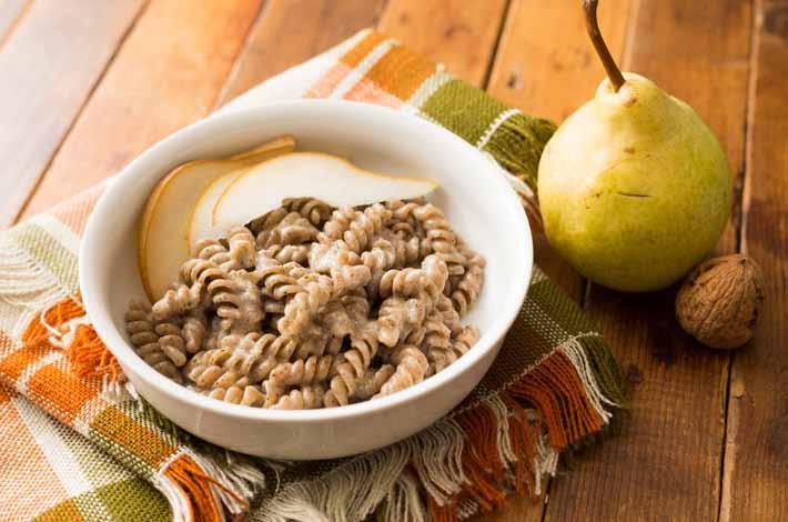 PAsta nera con pere e salsa di noci 1 pera 700 ml di acqua 350 g di pasta di grano saraceno 140 g di salsa di noci Lavare la pera, toglierne il torsolo e tagliarla a fettine.