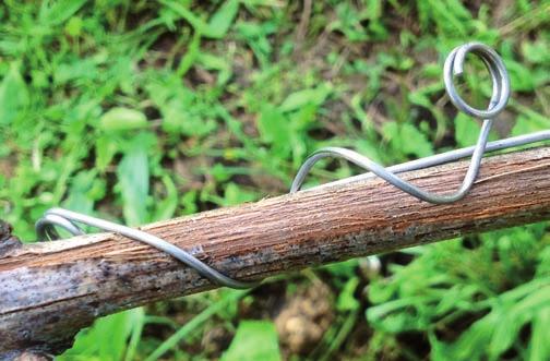 Posizionare il gancio rispetto al cavo di acciaio come in figura e tirare in direzione della freccia. FASE 2.