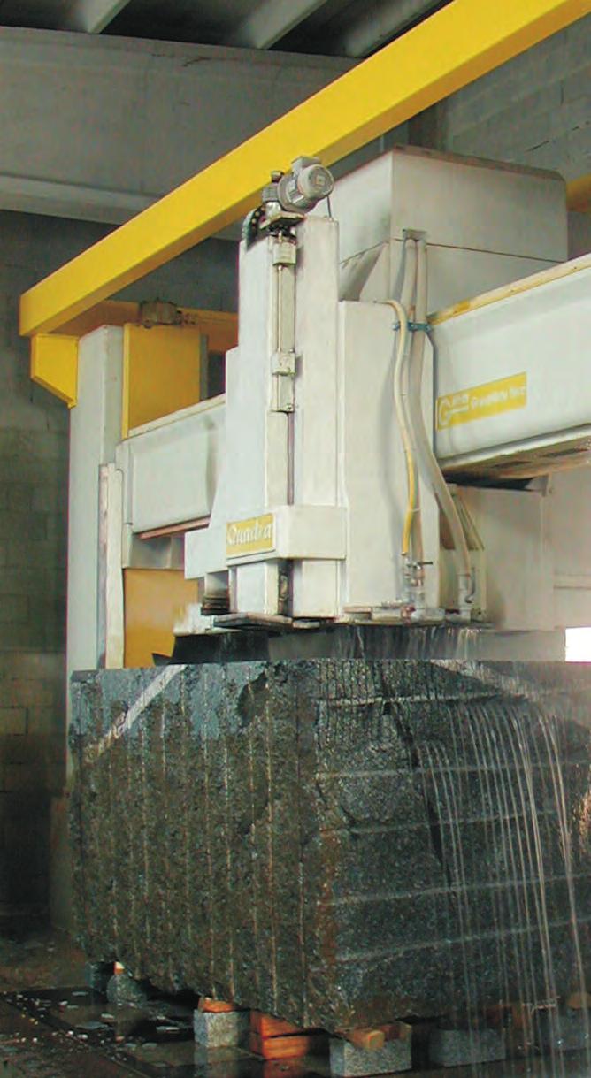 quadra G 15/32 TAGLIABLOCCHIAUTOMATICA ELETTRONICA PER GRANITO FINO A 32 DISCHI FINO A 1600 mm DI DIAMETRO (*) Macchina adatta alla trasformazione di blocchi di granito in strisce di larghezza