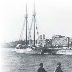 Sullo sfondo, due navi della Tirrenia; a destra, tratto della