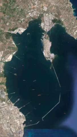 Figura 41 - Porto di Augusta Il porto di Messina ha una estensione complessiva delle aree a terra pari a 500 mila m 2, e uno specchio d acqua di circa 750 mila m 2.