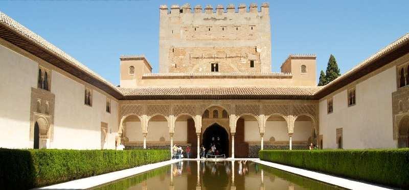 che conserva nel suo interno un ampio arco della ormai scomparsa moschea principale; la Plaza de Toros, una delle più belle della Spagna.