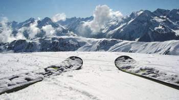 Cosa vi proponiamo in inverno SETTIMANE BIANCHE 8 giorni e 7 notti in hotel, aperitivo di benvenuto, centro benessere, cena tipica valtellinese, skipass 6 giorni. Corso con maestri di sci, gita a St.