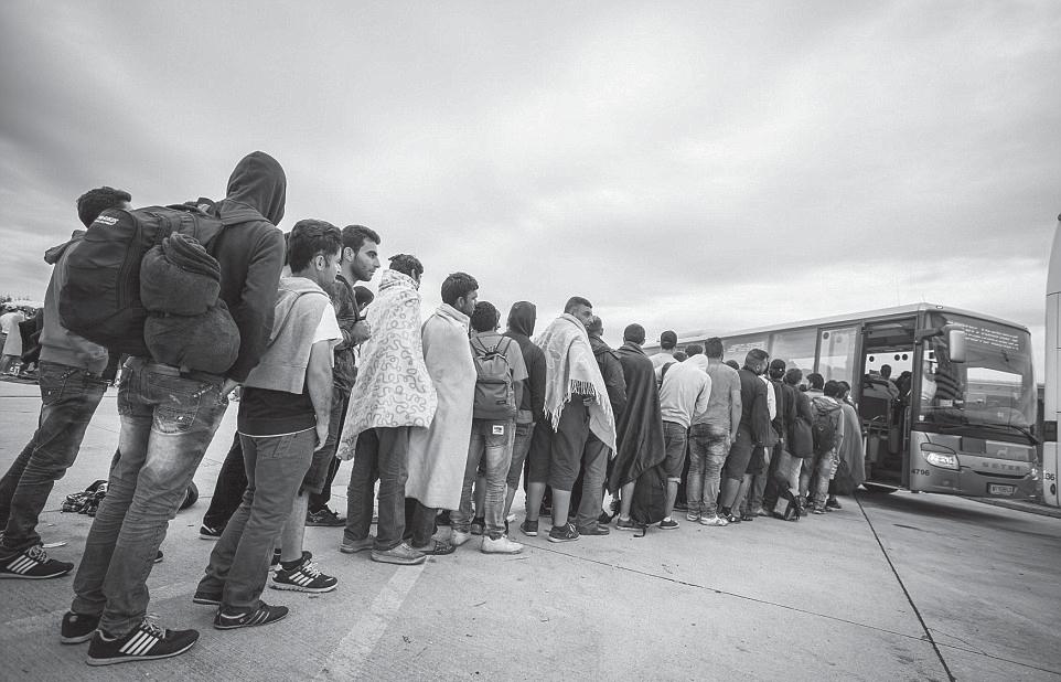 kronikë GAZETA SOT E Diel 6 Shtator 2015 15 500 refugjatët e parë arritën në Mynih me trena specialë nga Viena, Nikelsdorfi dhe Salsburgu Mijëra emigrantë mbërrijnë në Gjermani, presin regjistrimin