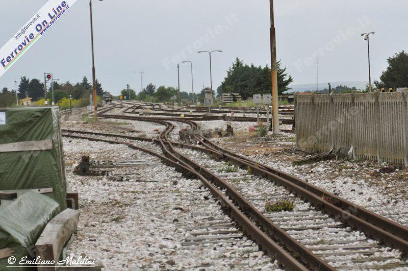 Binario a doppio scartamento con relativo deviatoio, presente nella stazione RFI di Altamura ed utilizzato, fino a pochi anni fa, per l'inoltro di carri tra le stazioni di Altamura RFI ed Altamura