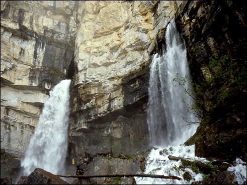 Alimenta anche la sorgente temporanea del Pis del Pesio (quota 1460 m s.l.m.m. foto 3), ossia il troppo pieno del sistema, attivo solamente durante i periodi di piena.