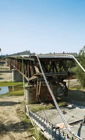 demolizioni e bonifiche La de m o l i z i o n e d e l v e c c h i o p o n t e su l Po Despe ha terminato i lavori di demolizione dell impalcato del vecchio ponte sul fiume